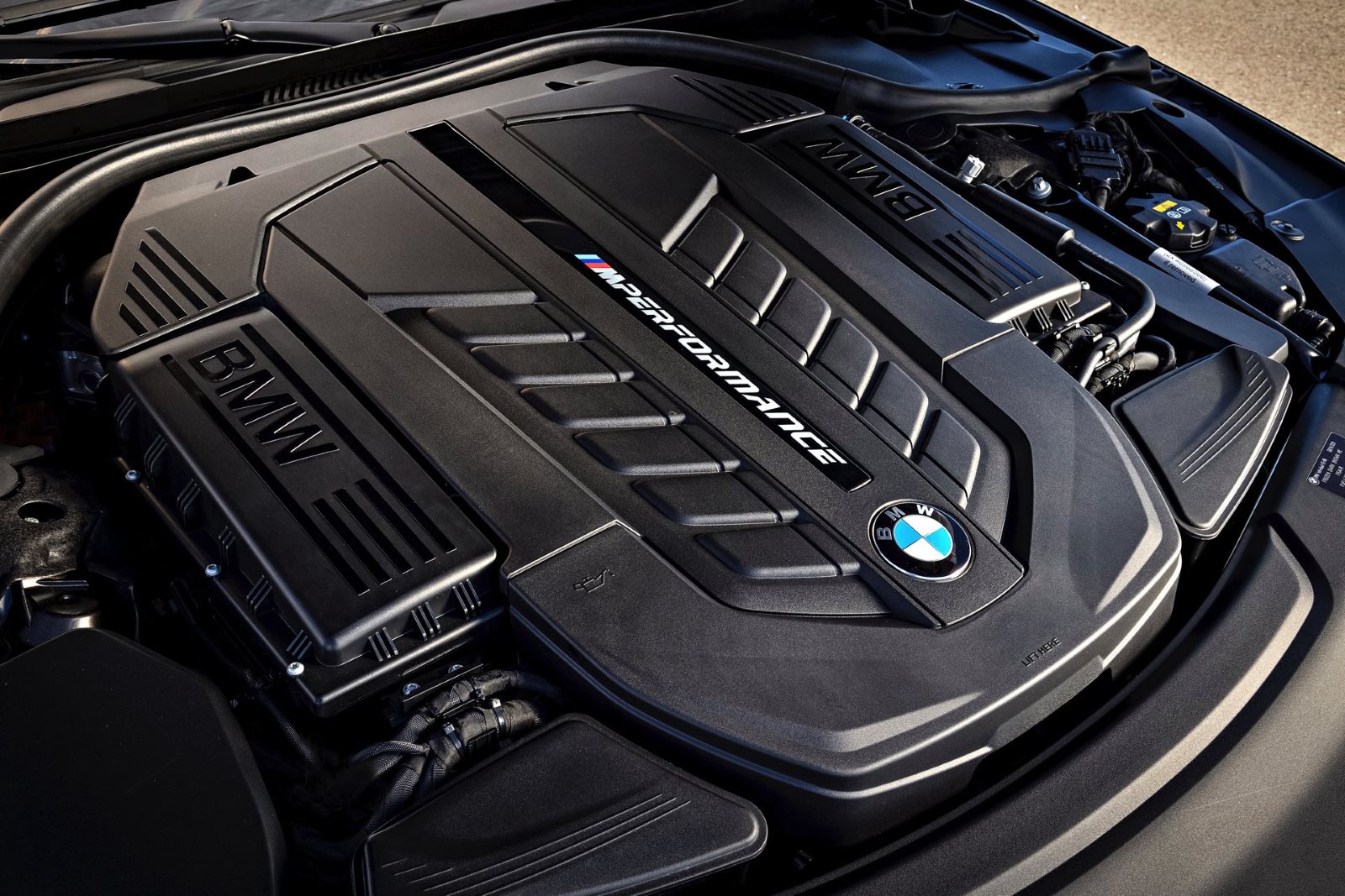BMW M760i Final V12 станет последним баварцем с 12 цилиндрами 3