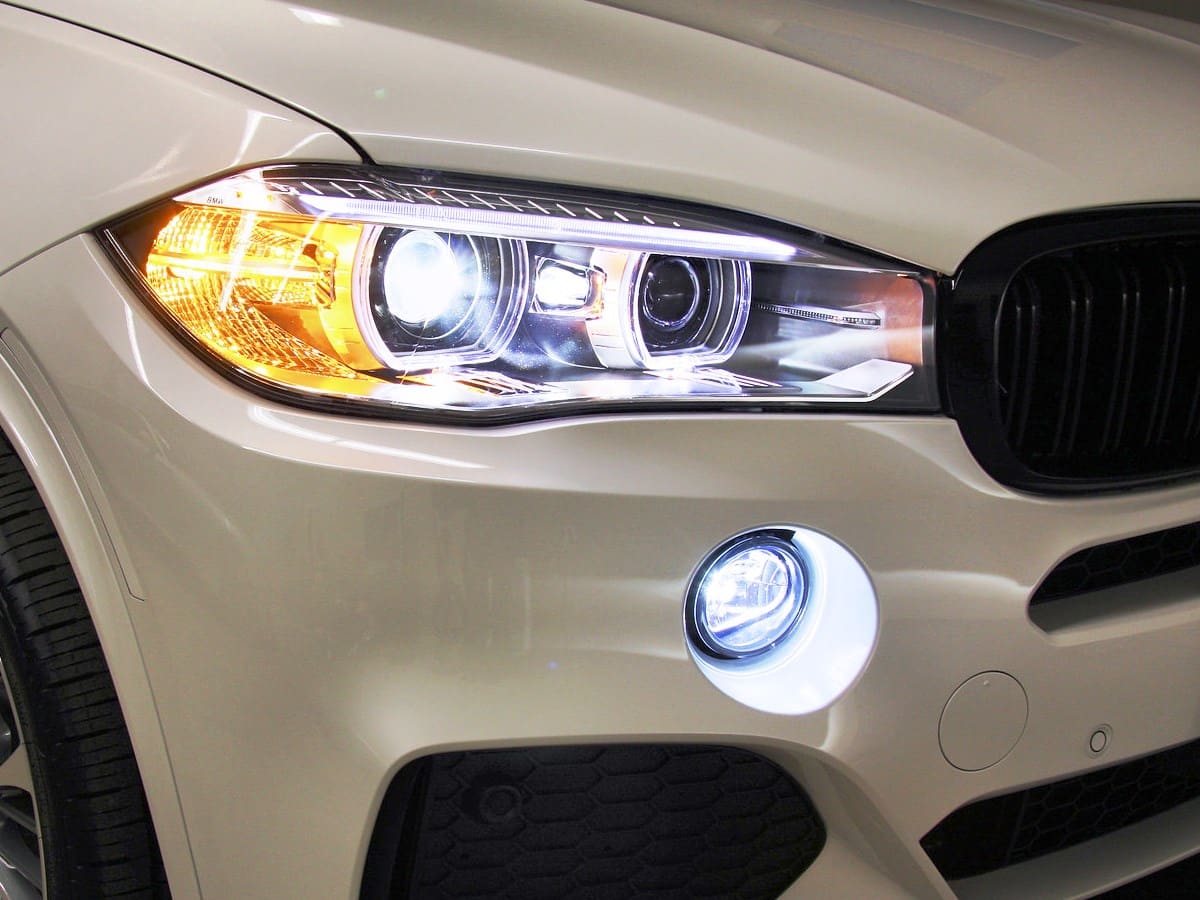 BMW X5 F15: дооснащение LED ПТФ и замена тормозных дисков с колодками