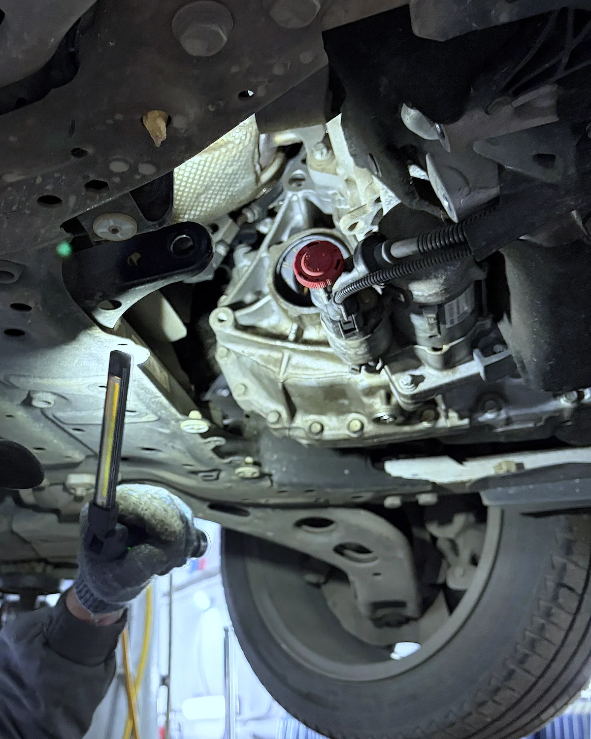 Диагностика и ремонт трансмиссии BMW 220d F46: замена сальника фланца выходного вала раздатки (раздаточной коробки)