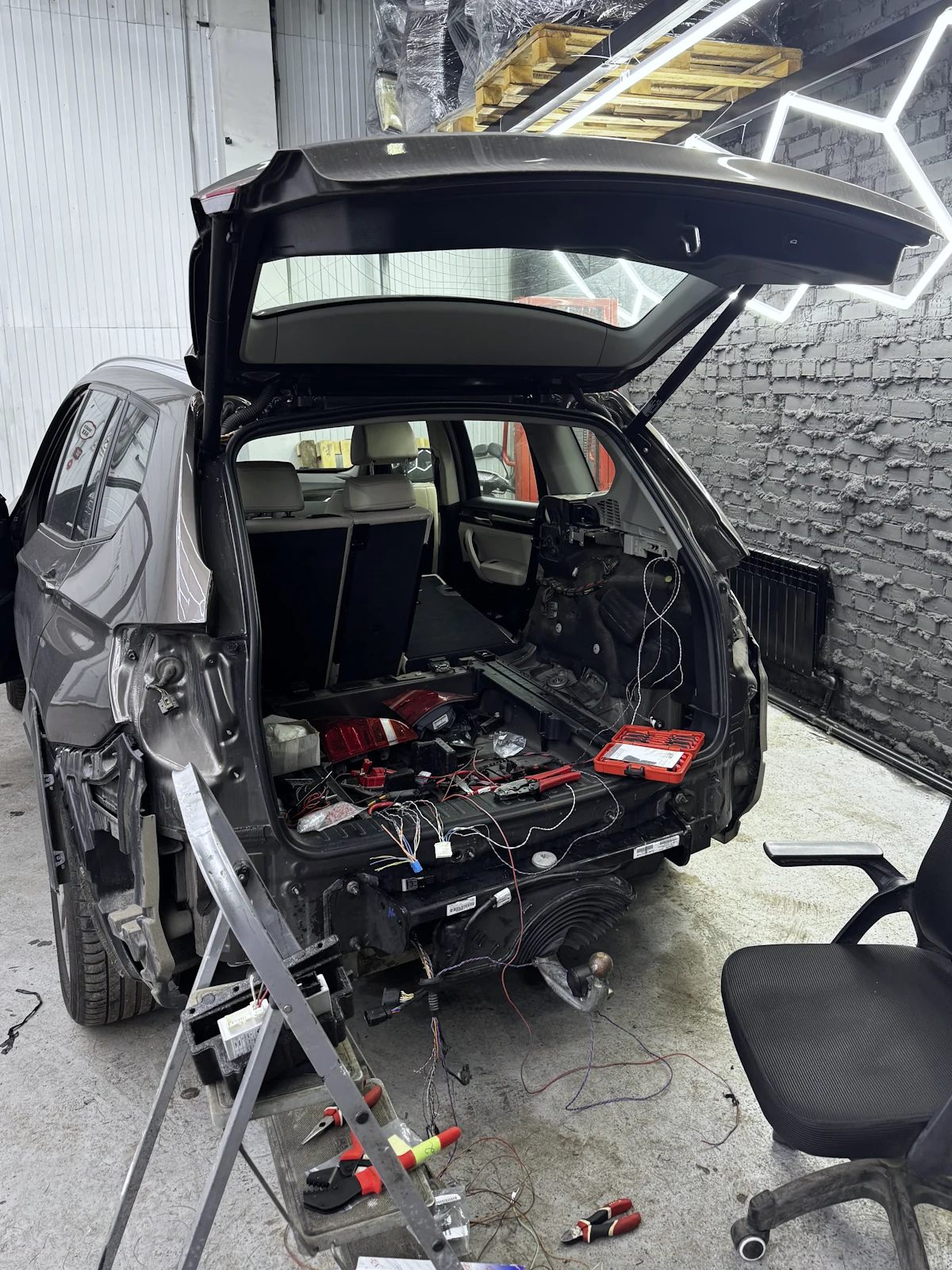 Процесс дооснащения электрофаркопом BMW X3 F25